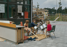 824136 Afbeelding van kinderen met een zelfgemaakt drumstel op de bouwspeelplaats aan de Van Bijnkershoeklaan te Utrecht.